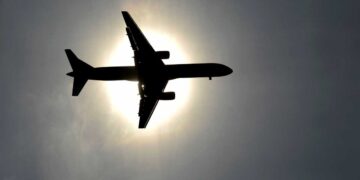 Alldaynews.gr Ηράκλειο: Χαμός σε αεροπλάνο από επιβάτιδα σε κατάσταση αμόκ και αναγκαστική προσγείωση
