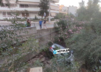Έχασε τον έλεγχο και έπεσε σε ρέμα στον Άλιμο – Οι επιβάτες δεν έπαθαν ούτε γρατζουνιά