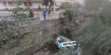 Alldaynews.gr Έχασε τον έλεγχο και έπεσε σε ρέμα στον Άλιμο – Οι επιβάτες δεν έπαθαν ούτε γρατζουνιά