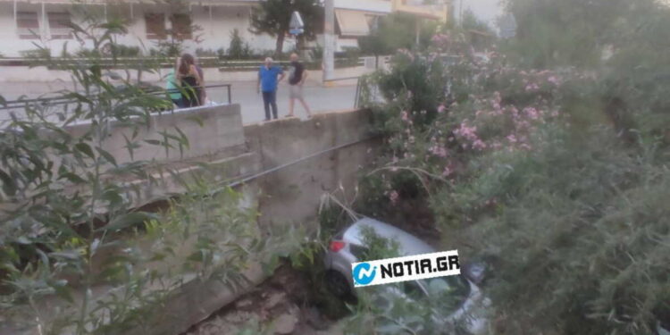 Alldaynews.gr Έχασε τον έλεγχο και έπεσε σε ρέμα στον Άλιμο – Οι επιβάτες δεν έπαθαν ούτε γρατζουνιά