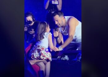 Απίστευτη στιγμή: Ο Αργυρός αφιερώνει το “Όσα νιώθω για σένα” σε κοριτσάκι σε αναπηρικό αμαξίδιο (video)