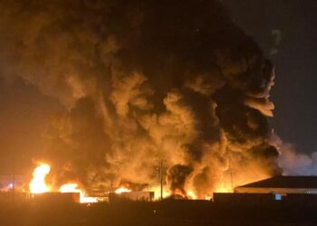 Φωτιά στον Ασπρόπυργο: Μήνυμα από το 112 – «Επικίνδυνα αέρια – Μείνετε σε κλειστούς χώρους» – Συγκλονιστικά video