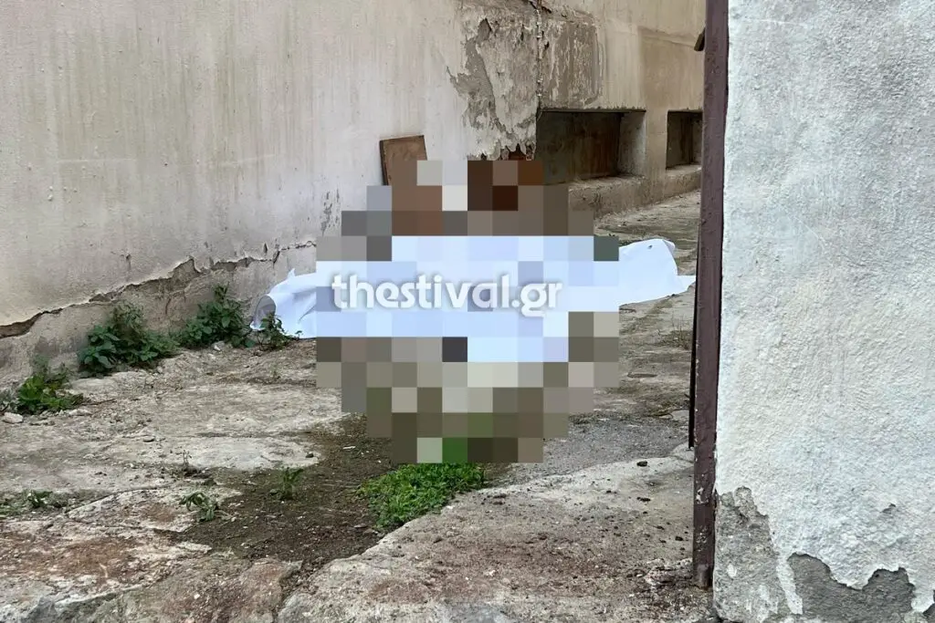 Νεκρός 43χρονος εντοπίστηκε σε πρασιά πολυκατοικίας στην Ανατολική Θεσσαλονίκη -Είχε φύγει από το σπίτι (φωτο)