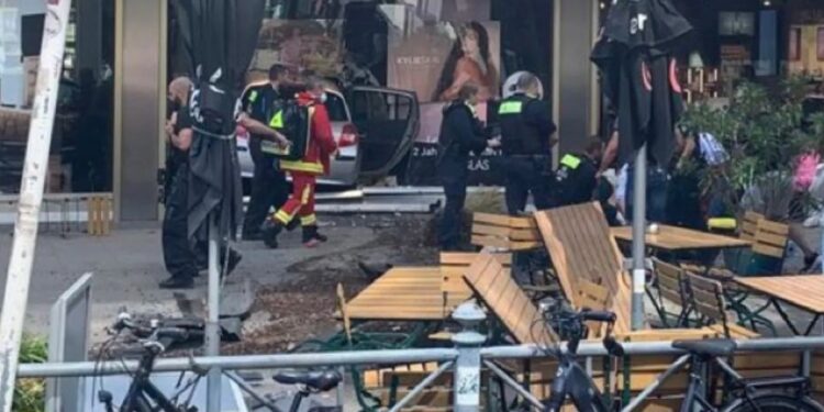 Alldaynews.gr Γερμανία: Αυτοκίνητο έπεσε σε πλήθος στο Βερολίνο – Ένας νεκρός, πολλοί τραυματίες (φωτο, video)