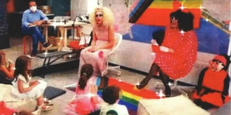 Alldaynews.gr Θεσσαλονίκη: Drag queens διάβασαν παραμύθια σε μικρά παιδιά