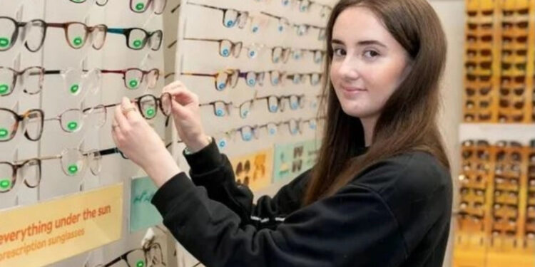 Alldaynews.gr Νόμιζε πως χρειαζόταν γυαλιά, αλλά ο οπτικός την έστειλε στο νοσοκομείο – Μία μέρα αργότερα, ίσως να μην τα κατάφερνε