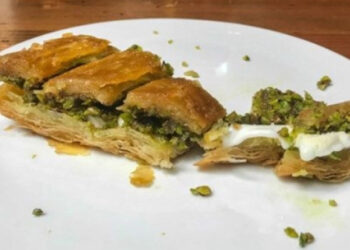 Ο πανάκριβος μπακλαβάς του Nusret στη Μύκονο έχει διχάσει τα social media: «Σοβαρά τώρα;»