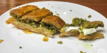 Ο πανάκριβος μπακλαβάς του Nusret στη Μύκονο έχει διχάσει τα social media: «Σοβαρά τώρα;»