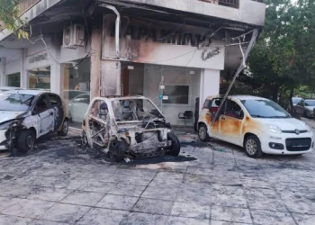 Φωτιά σε έκθεση αυτοκινήτων στο Παλαιό Φάληρο – Κάηκαν τρία ΙΧ
