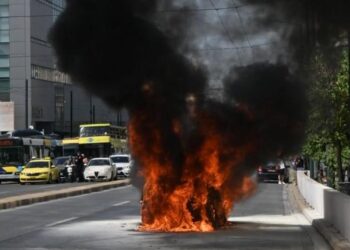 Λαμπάδιασε ΙΧ στη Συγγρού – Ζευγάρι με ένα παιδί γλύτωσαν τελευταία στιγμή (φωτο)
