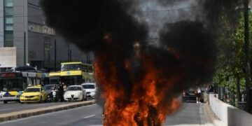 Λαμπάδιασε ΙΧ στη Συγγρού – Ζευγάρι με ένα παιδί γλύτωσαν τελευταία στιγμή (φωτο)