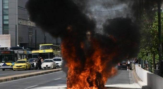 Λαμπάδιασε ΙΧ στη Συγγρού – Ζευγάρι με ένα παιδί γλύτωσαν τελευταία στιγμή (φωτο)