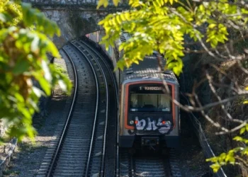 Άνδρας έπεσε στις γραμμές του ΗΣΑΠ στο Θησείο