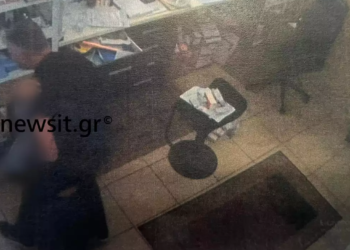 Γυναικοκτονία στην Καβάλα: Εικόνες σοκ από τη στιγμή που ο συζυγοκτόνος μεταφέρει το άψυχο κορμί της 43χρονης