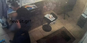 Alldaynews.gr Γυναικοκτονία στην Καβάλα: Εικόνες σοκ από τη στιγμή που ο συζυγοκτόνος μεταφέρει το άψυχο κορμί της 43χρονης