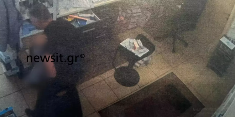 Alldaynews.gr Γυναικοκτονία στην Καβάλα: Εικόνες σοκ από τη στιγμή που ο συζυγοκτόνος μεταφέρει το άψυχο κορμί της 43χρονης