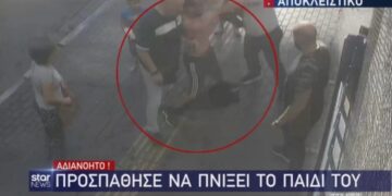 Σοκ στο κέντρο της Αθήνας: Πατέρας προσπάθησε να πνίξει το παιδί του – Βίντεο ντοκουμέντο με περαστικούς να σώζουν το μωρό