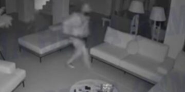 Alldaynews.gr Βίντεο: Διαρρήκτης μπαίνει σε βίλα στη Μύκονο και γίνεται… καπνός όταν τον αντιλαμβάνεται ο ένοικος