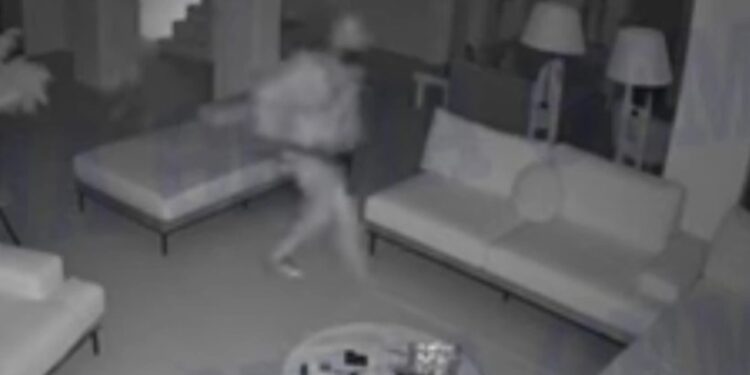 Alldaynews.gr Βίντεο: Διαρρήκτης μπαίνει σε βίλα στη Μύκονο και γίνεται… καπνός όταν τον αντιλαμβάνεται ο ένοικος