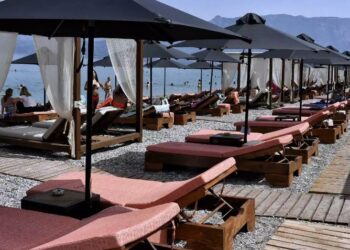 Ξαπλώστρες: «Φωτιά» πήραν οι τιμές – Έως και 180 ευρώ για μια βουτιά στη θάλασσα