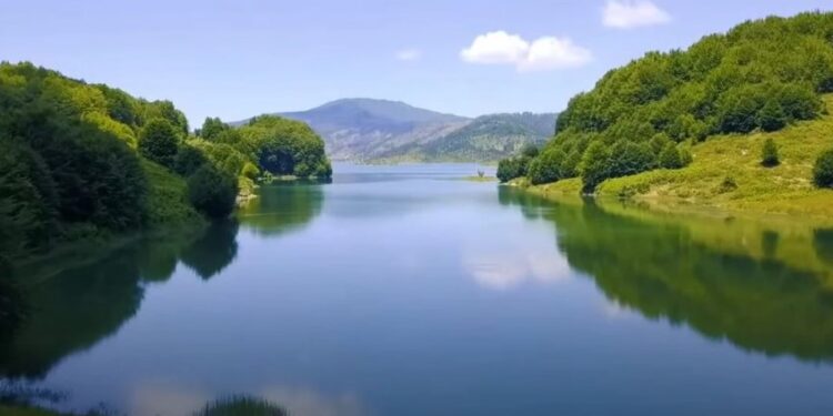 Λίμνη Αώου: Θρήνος για τον 16χρονο-Σοκαρισμένοι οι φίλοι του – Πήγε να πιάσει μπάλα και τον «τράβηξε» ο βυθός[video]