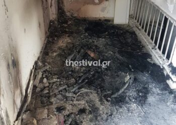 Θεσσαλονίκη: Πολυκατοικία χτυπήθηκε από κεραυνό και άρπαξε φωτιά (φωτο, video)