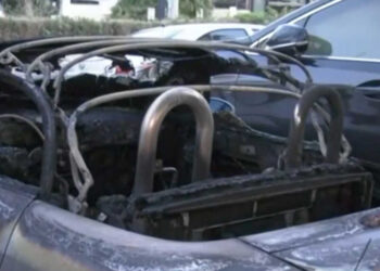Εμπρησμός σε μάντρα αυτοκινήτων στο Παλαιό Φάληρο – Καταστράφηκαν 5 ΙΧ