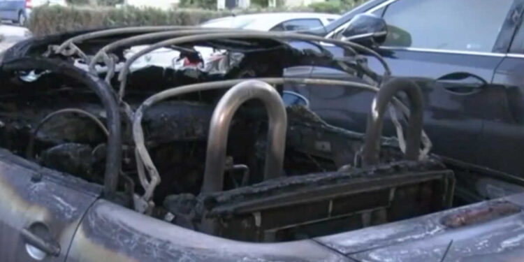 Alldaynews.gr Εμπρησμός σε μάντρα αυτοκινήτων στο Παλαιό Φάληρο – Καταστράφηκαν 5 ΙΧ