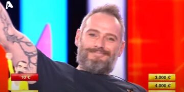 Alldaynews.gr Τρελοί πανηγυρισμοί στο Deal: Η συγκινητική ιστορία πίσω από την απόφαση να αρνηθεί 20.000 (video)