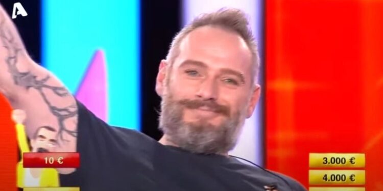 Alldaynews.gr Τρελοί πανηγυρισμοί στο Deal: Η συγκινητική ιστορία πίσω από την απόφαση να αρνηθεί 20.000 (video)