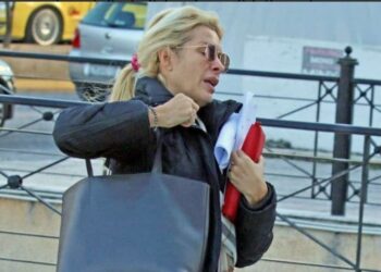 Τι τρέχει με την Ελένη Μενεγάκη; Έξω απο το Αστυνομικό τμήμα με χαρτούρα στο χέρι[photo]