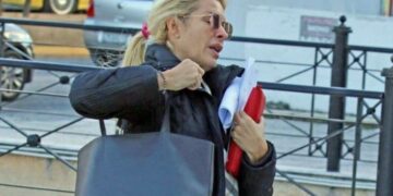 Τι τρέχει με την Ελένη Μενεγάκη; Έξω απο το Αστυνομικό τμήμα με χαρτούρα στο χέρι[photo]