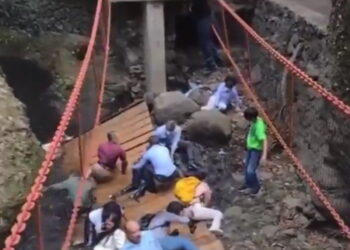 Τραγικές εικόνες στα εγκαίνια πεζογέφυρας – Κατέρρευσε  και βρέθηκαν στο κενό (video)