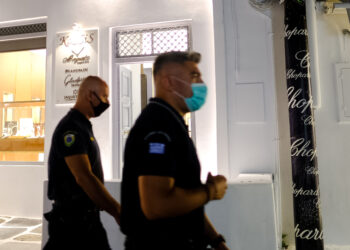 Αστυνομικοί ”Χτενιζουν” τη Μύκονο-Έψαξαν μπράβους σε 15 μαγαζιά