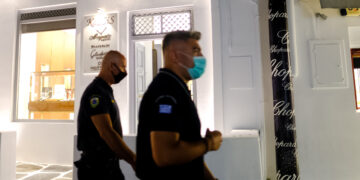 Αστυνομικοί ”Χτενιζουν” τη Μύκονο-Έψαξαν μπράβους σε 15 μαγαζιά
