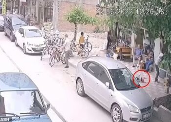 Ήρωας περαστικός: Μωρό πέφτει από το μπαλκόνι με το κεφάλι στην πλάτη περαστικού (video)