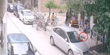 Alldaynews.gr Ήρωας περαστικός: Μωρό πέφτει από το μπαλκόνι με το κεφάλι στην πλάτη περαστικού (video)