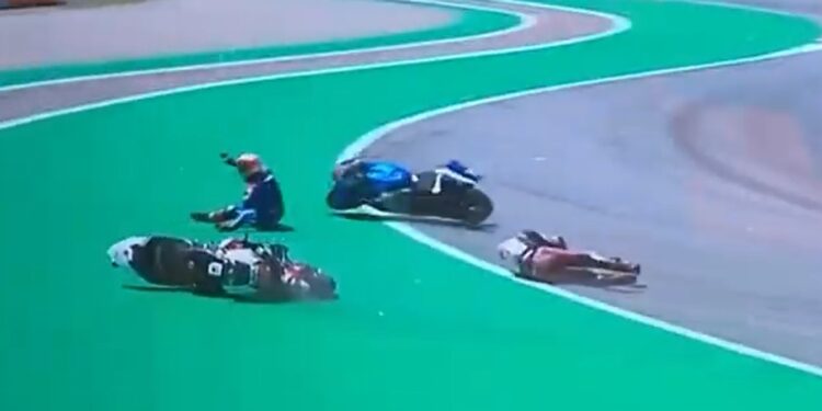 Moto GP Βαρκελώνης: Τρομακτική σύγκρουση στην πρώτη στροφή