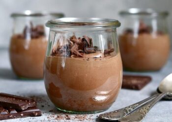 Δροσερή μους σοκολάτα με γιαούρτι, με 3 υλικά