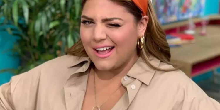 Alldaynews.gr Η Δανάη Μπάρκα απαντά στην Λατινοπούλου:” Με αυτό το σώμα, έχω χορέψει, έχω ερωτευτεί, έχω γεροκομήσει 3 μήνες τον παππού μου στο νοσοκομείο, έχω ταΐσει τη γιαγιά μου”