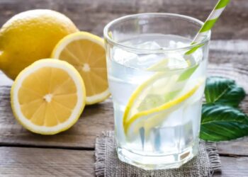 Νερό με Λεμόνι: Σίγουρα δεν γνωρίζετε τι κάνει στον οργανισμό σας