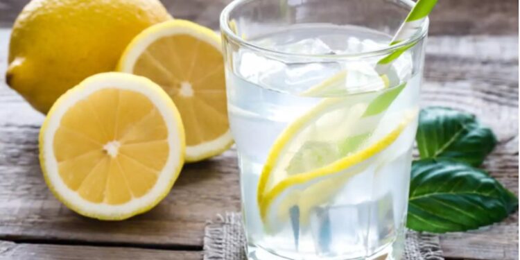 Νερό με Λεμόνι: Σίγουρα δεν γνωρίζετε τι κάνει στον οργανισμό σας