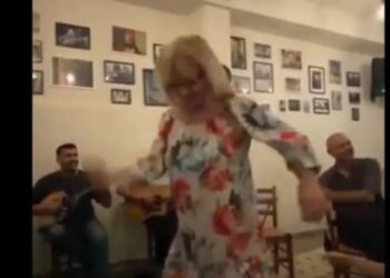 Τα «έσπασε» η Νικολούλη  σε βραδινή έξοδό της! Δείτε το βαρύ ζεϊμπέκικο [video]