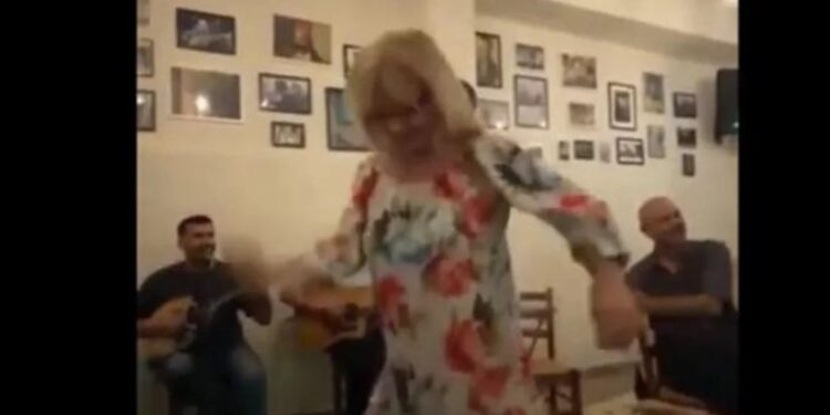 Τα «έσπασε» η Νικολούλη  σε βραδινή έξοδό της! Δείτε το βαρύ ζεϊμπέκικο [video]