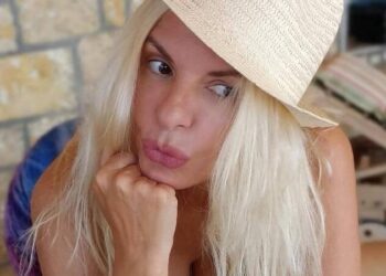 Αννίτα Πάνια με μαγιό: Κορμί 20αρας στα 52 της χρόνια-Η παρουσιάστρια κάνει ηλιοθεραπεία