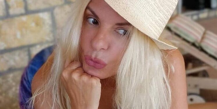 Alldaynews.gr Αννίτα Πάνια με μαγιό: Κορμί 20αρας στα 52 της χρόνια-Η παρουσιάστρια κάνει ηλιοθεραπεία