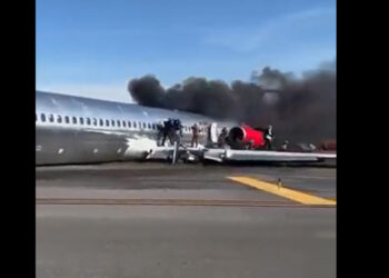 Προσγείωση τρόμου: Αεροπλάνο με 137 επιβαίνοντες έπιασε φωτιά μετά από πρόσκρουση (video)