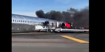 Alldaynews.gr Προσγείωση τρόμου: Αεροπλάνο με 137 επιβαίνοντες έπιασε φωτιά μετά από πρόσκρουση (video)