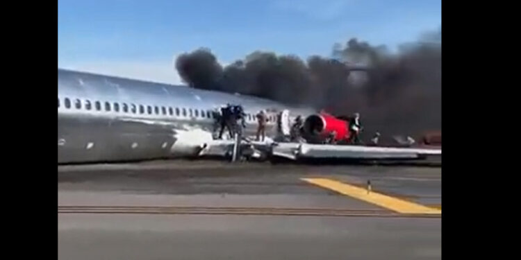 Alldaynews.gr Προσγείωση τρόμου: Αεροπλάνο με 137 επιβαίνοντες έπιασε φωτιά μετά από πρόσκρουση (video)