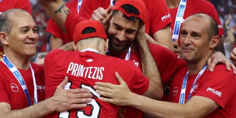 Alldaynews.gr Ο Γιώργος Πρίντεζης συγκλόνισε στο “αντίο” του: “Από του χρόνου θα βλέπουμε τον Ολυμπιακό μαζί, όπως κάναμε πριν από 20 χρόνια”